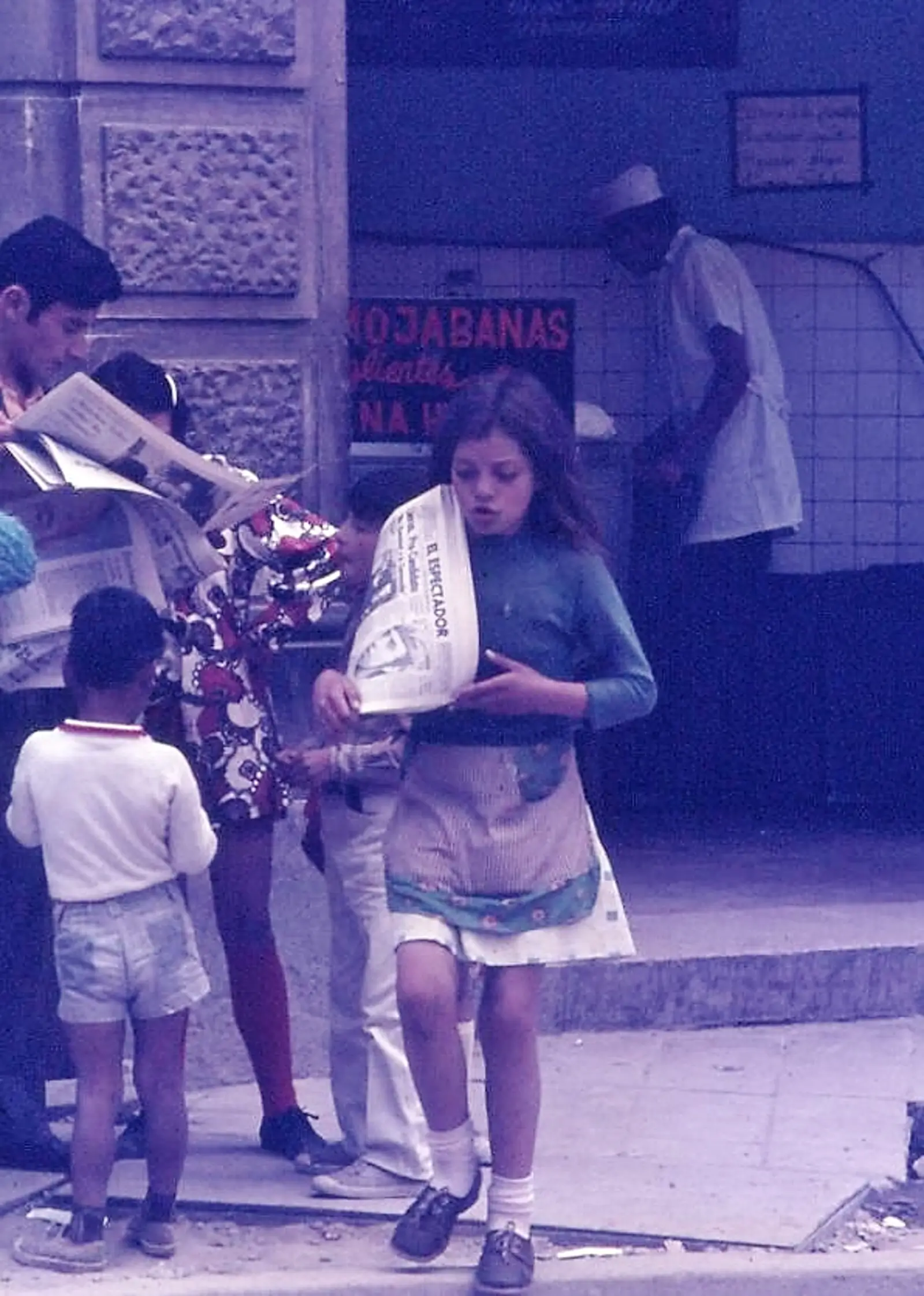 À l’exemple de cette jeune vendeuse qui propose le journal aux passants dans le centre de la capitale colombienne, de nombreux enfants des quartiers populaires ne vont pas à l’école et doivent travailler.