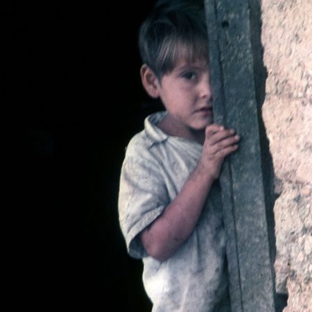 Gosse devant porte